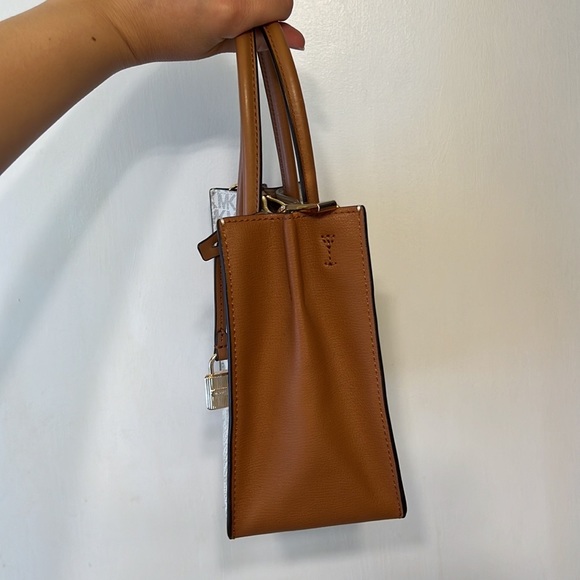 Michael Kors Mercer Logo Medium Messenger Bag - Picture 4 of 17